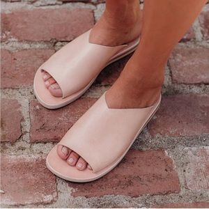 Raku V sandal , natural light tan leather, size 7